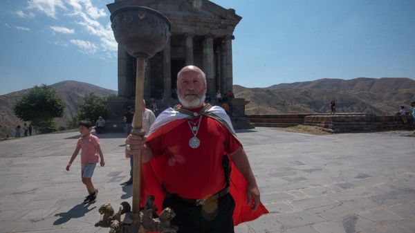 Жрец Варуж Агаджанян во время празднования Навасарда около храма Гарни (11 августа 2020). - Sputnik Армения