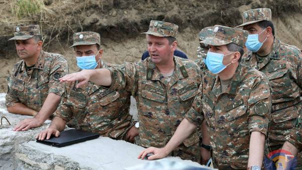 Начальник Генштаба ВС Армении Оник Гаспарян в сопровождении генерал-майора Джалала Арутюняна посетил ряд военных объектов (11 августа 2020). - Sputnik Армения