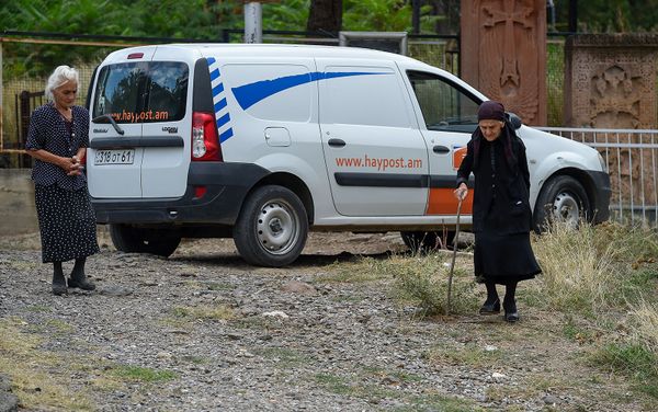 Жители села Барекамаван приходят к новому зданию отделения Айпост в день официального открытия (12 августа 2020). Тавуш Жители села Барекамаван приходят к новому зданию отделения Айпост в день официального открытия (12 августа 2020). Тавуш - Sputnik Армения