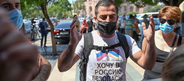 Участник акции протеста перед Домом правительства (12 августа 2020). Еревaн - Sputnik Армения