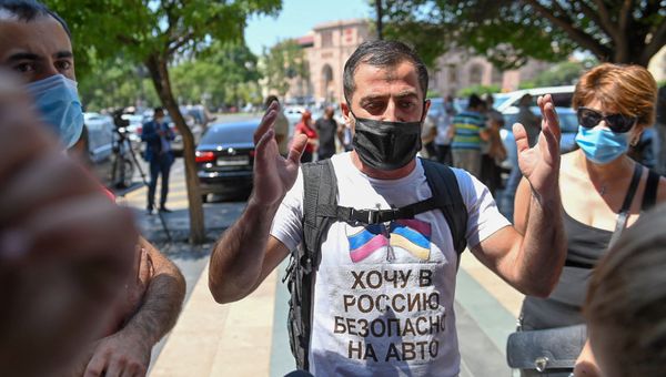 Участник акции протеста перед Домом правительства (12 августа 2020). Еревaн Участник акции протеста перед Домом правительства (12 августа 2020). Еревaн - Sputnik Армения