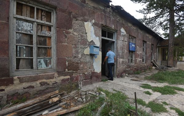 Бывшее здание отделения Айпоста в селе Барекамаван в день открытия нового здания (12 августа 2020). Тавуш Бывшее здание отделения Айпоста в селе Барекамаван в день открытия нового здания (12 августа 2020). Тавуш - Sputnik Армения