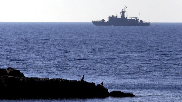 Военный корабль ВМС Греции у восточного греческого острова Агафониси и близлежащих турецких берегов в Эгейском море (28 февраля 2016). - Sputnik Армения