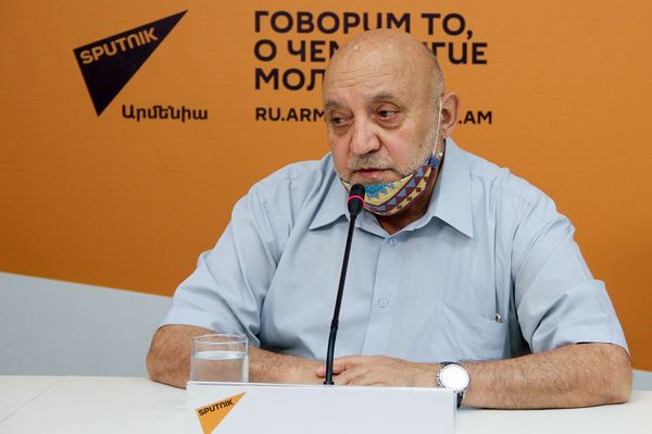 Теории можно обучать и онлайн: почему пожилые преподаватели в Армении уходят из вузов - Sputnik Армения
