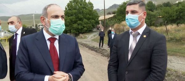 Премьер-министр Никол Пашинян и губернатор Гегаркуника осматривают дорожно-ремонтные работы в Севане (14 августа 2020). Севан Премьер-министр Никол Пашинян и губернатор Гегаркуника осматривают дорожно-ремонтные работы в Севане (14 августа 2020). Севан - Sputnik Армения