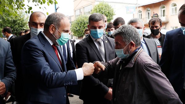 Премьер-министр Никол Пашинян приветствует прохожих во время ознакомления с ходом дорожно-строительных работ в Севане (14 августа 2020). Севан - Sputnik Армения