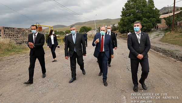 Премьер-министр Никол Пашинян ознакомился с ходом дорожно-строительных работ в Севане (14 августа 2020). Севан - Sputnik Армения