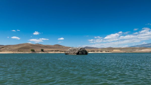 Церковь Сурб Рипсиме в водоеме у села Толорс, Сюник - Sputnik Армения