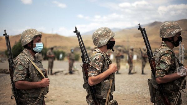 Армянские военнослужащие во время практических занятий по стрельбе - Sputnik Армения