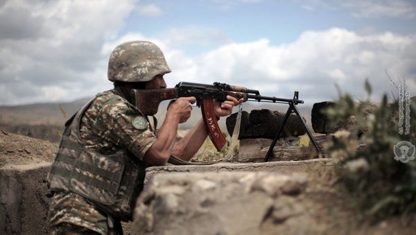 Армянские военнослужащие во время практических занятий по стрельбе - Sputnik Армения