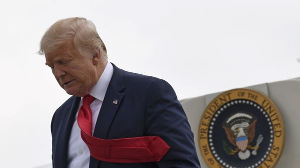 Президент Дональд Трамп спускается по ступенькам самолета ВВС номер один в муниципальном аэропорту Морристауна օ14 августа 2020). Морристаун - Sputnik Армения