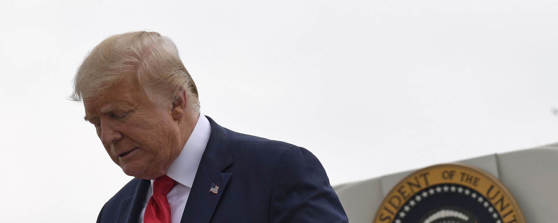 Президент Дональд Трамп спускается по ступенькам самолета ВВС номер один в муниципальном аэропорту Морристауна օ14 августа 2020). Морристаун - Sputnik Արմենիա, 1920, 03.09.2020