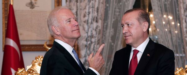 Беседа вице-президента США Джо Байдена с президентом Турции Реджепом Тайипом Эрдоганом после их встречи во Дворце Йылдыз Мабейн (23 января 2016). Стамбул Беседа вице-президента США Джо Байдена с президентом Турции Реджепом Тайипом Эрдоганом после их встречи во Дворце Йылдыз Мабейн (23 января 2016). Стамбул - Sputnik Армения