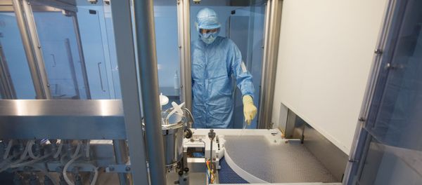 Производство вакцины от COVID-19 на фармацевтическом заводе Биннофарм - Sputnik Армения
