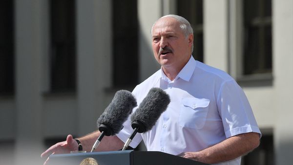 Президент Белоруссии Александр Лукашенко выступает на митинге, организованном в его поддержку на площади Независимости (16 августа 2020). Минск - Sputnik Армения