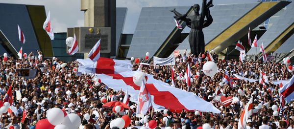 Участники общегражданского марша За свободу у стелы Минск - город-герой (16 августа 2020)․ Минск - Sputnik Армения