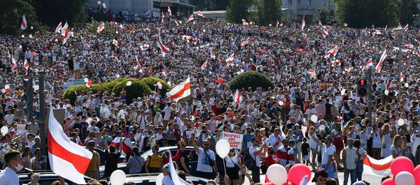 Участники общегражданского марша За свободу у стелы Минск - город-герой (16 августа 2020)․ Минск - Sputnik Армения