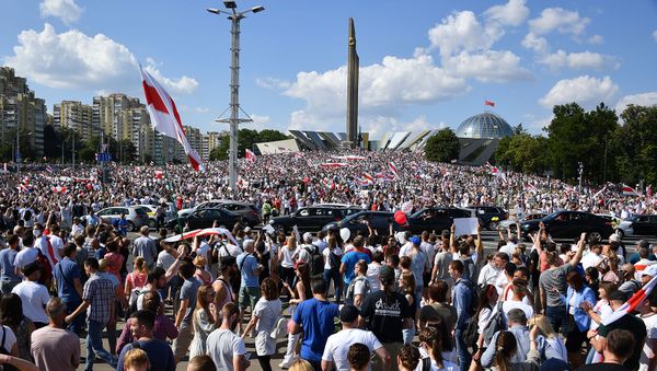 Участники общегражданского марша За свободу у стелы Минск - город-герой (16 августа 2020)․ Минск - Sputnik Армения