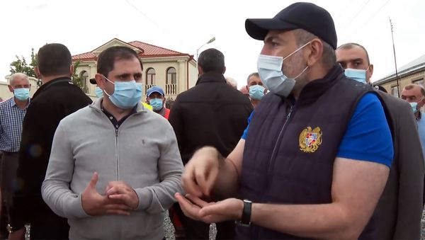 Премьер-министр Никол Пашинян знакомится с процессом дорожно-ремонтных работ в общине Варденик (17 августа 2020). Гегаркуник - Sputnik Армения