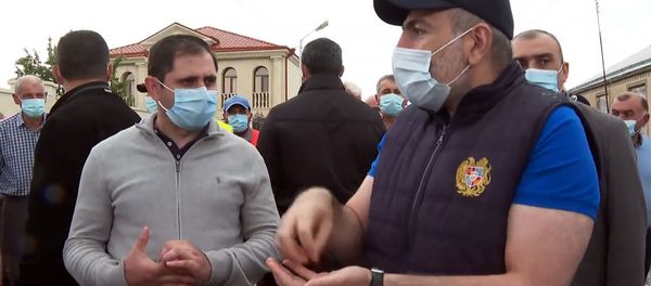 Премьер-министр Никол Пашинян знакомится с процессом дорожно-ремонтных работ в общине Варденик (17 августа 2020). Гегаркуник - Sputnik Արմենիա