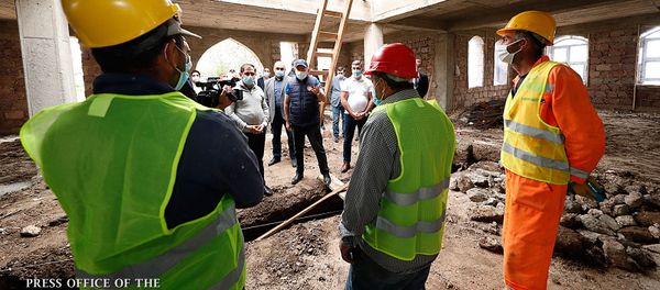 Премьер-министр Никол Пашинян беседует со строителями детского сада в общине Цовасар (17 августа 2020). Гегаркуник - Sputnik Армения