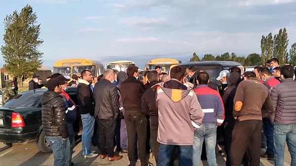 Жители общины Гегамасар перекрыли межгосударственную автодорогу Варденис-Карвачар (18 августа 2020). Гегаркуник - Sputnik Армения