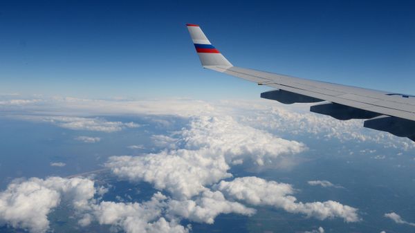 Вид из иллюминатора российского самолета во время полета - Sputnik Армения