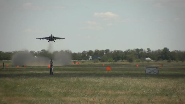 Посадка в поле: эффектные кадры сложнейших учений российской военной авиации - Sputnik Армения