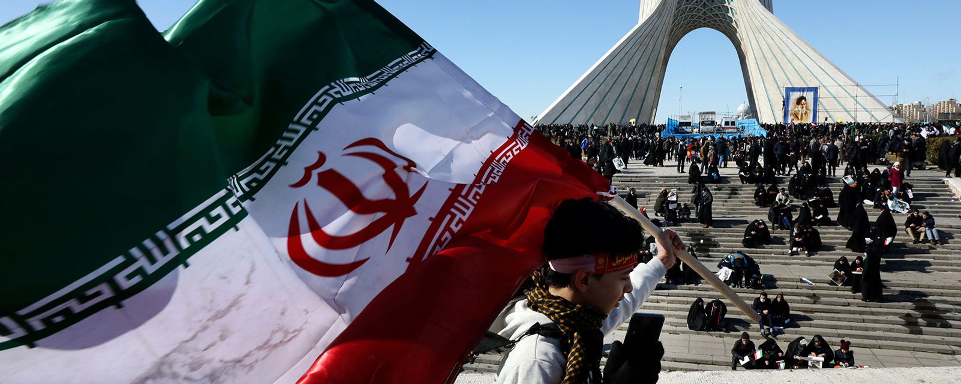 Мальчик с иранский флаг перед башней Азади на митинге, посвященном 41-й годовщине Исламской революции (11 февраля 2020). Тегеран Мальчик с иранский флаг перед башней Азади на митинге, посвященном 41-й годовщине Исламской революции (11 февраля 2020). Тегеран - Sputnik Армения, 1920, 12.04.2021