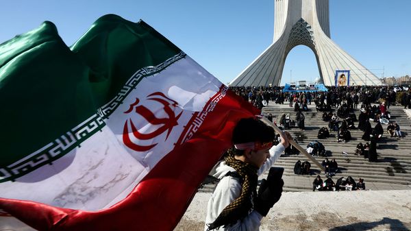 Мальчик с иранский флаг перед башней Азади на митинге, посвященном 41-й годовщине Исламской революции (11 февраля 2020). Тегеран - Sputnik Армения