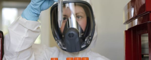 Сотрудник Национального исследовательского центра им. Гамалеи в лаборатории - Sputnik Արմենիա