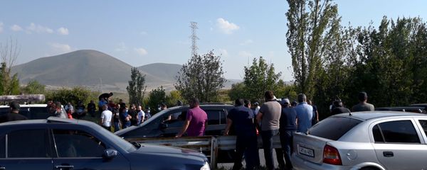 Рыбаки закрыли трассу Ереван-Севан (21 августа 2020). Рыбаки закрыли трассу Ереван-Севан (21 августа 2020). - Sputnik Армения