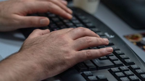 Руки на клавиатуре компьютера - Sputnik Армения