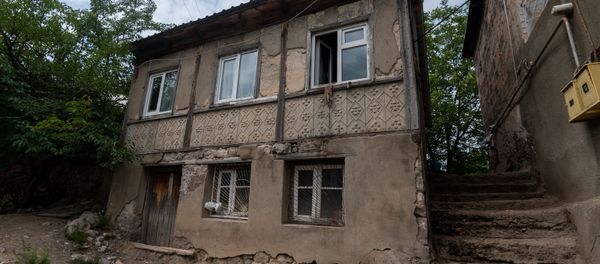 Фасад дома Акопджанянов в деревне Хаштарак (21 августа 2020). Тавуш - Sputnik Армения