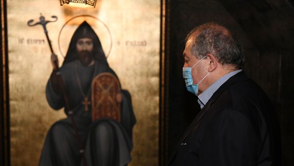Президент Армен Саркисян с супругой посетили церковь Святого Месропа Маштоца (22 августа 2020). Ошакан - Sputnik Армения
