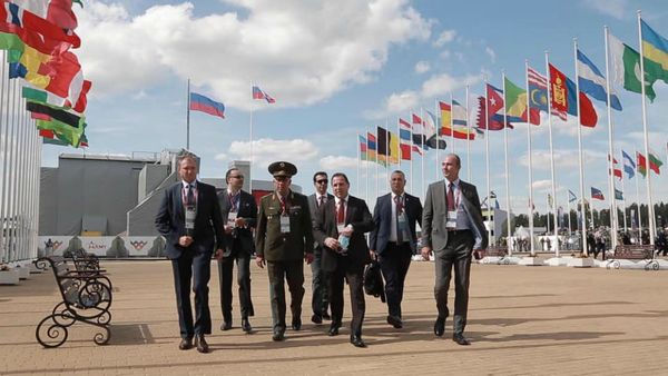 Министр обороны РА Давид Тоноян и заместитель начальника Генштаба ВС РА Степан Галустян на церемонии открытия VI Международных армейских игр «Армия-2020» (23 августа 2020). Москва - Sputnik Армения