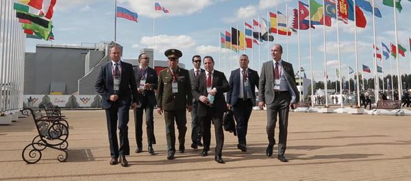 Министр обороны РА Давид Тоноян и заместитель начальника Генштаба ВС РА Степан Галустян на церемонии открытия VI Международных армейских игр «Армия-2020» (23 августа 2020). Москва - Sputnik Армения