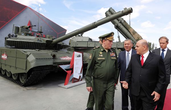 Председатель правительства РФ Михаил Мишустин во время осмотра экспозиции новейших образцов вооружения, военной и специальной техники на международном военно-техническом форуме Армия-2020 в парке Патриот.  - Sputnik Армения