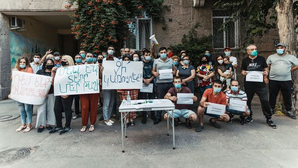 Жители улицы Сероб Ахбюр с акцией протеста против строительства Жители улицы Сероб Ахбюр с акцией протеста против строительства - Sputnik Армения