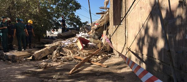 Спасатели на месте взрыва газа на улице Райниса (26 августа 2020). Еревaн - Sputnik Արմենիա