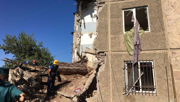 Спасатели на месте взрыва газа на улице Райниса (26 августа 2020). Еревaн - Sputnik Արմենիա