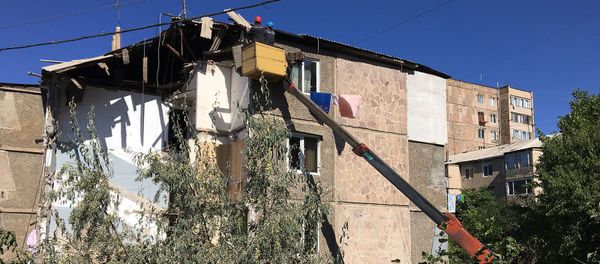 Спасатели на месте взрыва газа на улице Райниса (26 августа 2020). Еревaн - Sputnik Արմենիա