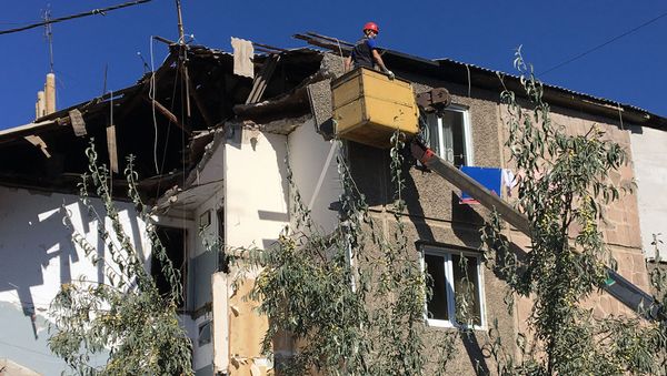Спасатели на месте взрыва газа на улице Райниса (26 августа 2020). Еревaн - Sputnik Армения