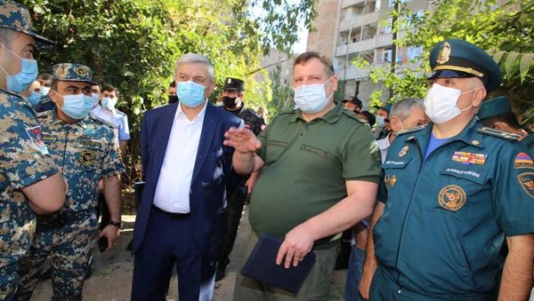Председатель Следственного комитета Айк Григорян и министр по ЧС Феликс Цолакян на месте взрыва газа на улице Райниса (26 августа 2020). Еревaн - Sputnik Армения