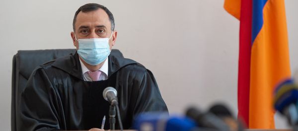 Судья Артур Мкртчян на судебном заседании по делу Гагика Хачатряна (26 августа 2020). Еревaн Судья Артур Мкртчян на судебном заседании по делу Гагика Хачатряна (26 августа 2020). Еревaн - Sputnik Армения