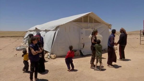 Сирийские беженцы покидают лагерь Рукбан Сирийские беженцы покидают лагерь Рукбан - Sputnik Армения