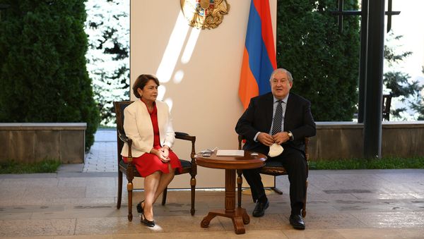В резиденции президента Армена Саркисяна вручили специальные призы конкурса детских писателей и иллюстраторов (27 августа 2020). Еревaн - Sputnik Армения