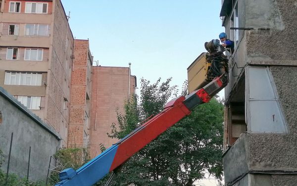 Ситуация у жилого дома по улице Райниса на следующий день после взрыва (27 августа 2020). Еревaн - Sputnik Армения