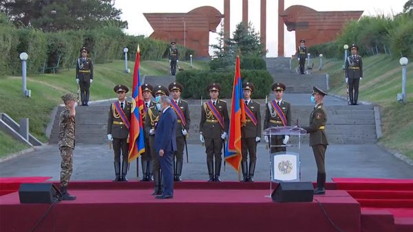 Рядовой Эдгар Постолокян получает орден Боевой крест на церемонии награждения участников июльских столкновений на армяно-азербайджанской границе (28 августа 2020). Сардарапат Рядовой Эдгар Постолокян получает орден Боевой крест на церемонии награждения участников июльских столкновений на армяно-азербайджанской границе (28 августа 2020). Сардарапат - Sputnik Армения