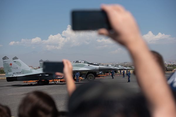 Посетители авиашоу на российской военной базе аэродрома Эребуни (28 августа 2020). Еревaн Посетители авиашоу на российской военной базе аэродрома Эребуни (28 августа 2020). Еревaн - Sputnik Армения